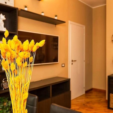 Sunny & Updated Flat With Panoramic City View 50M From M4 Stop Milánó Kültér fotó