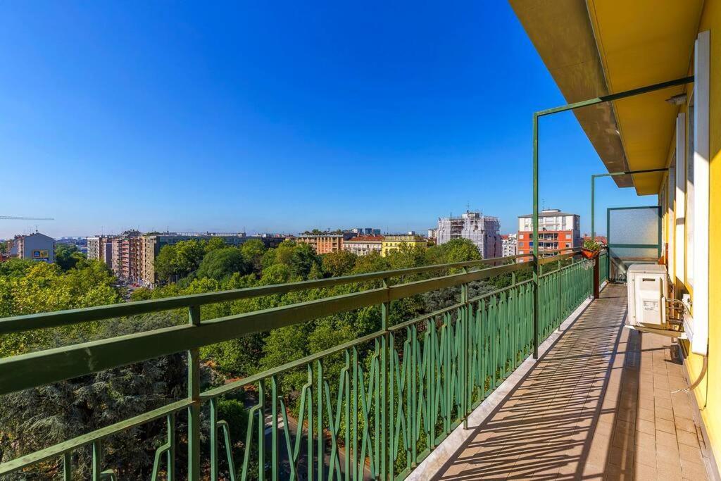 Sunny & Updated Flat With Panoramic City View 50M From M4 Stop Milánó Kültér fotó