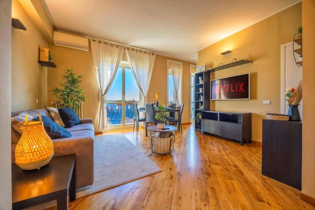 Sunny & Updated Flat With Panoramic City View 50M From M4 Stop Milánó Kültér fotó