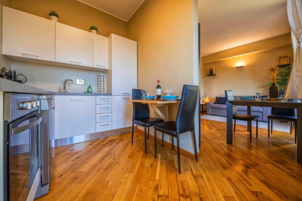 Sunny & Updated Flat With Panoramic City View 50M From M4 Stop Milánó Kültér fotó