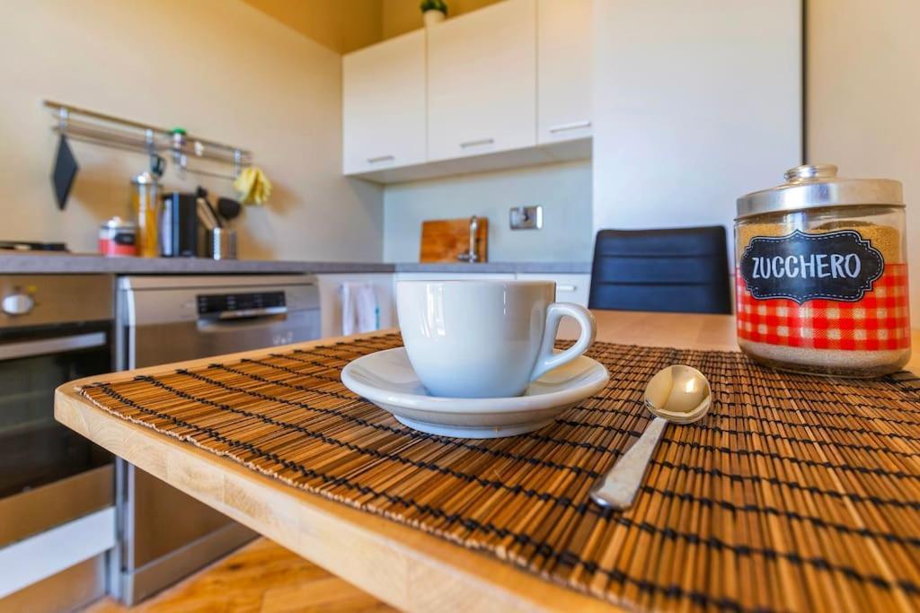 Sunny & Updated Flat With Panoramic City View 50M From M4 Stop Milánó Kültér fotó
