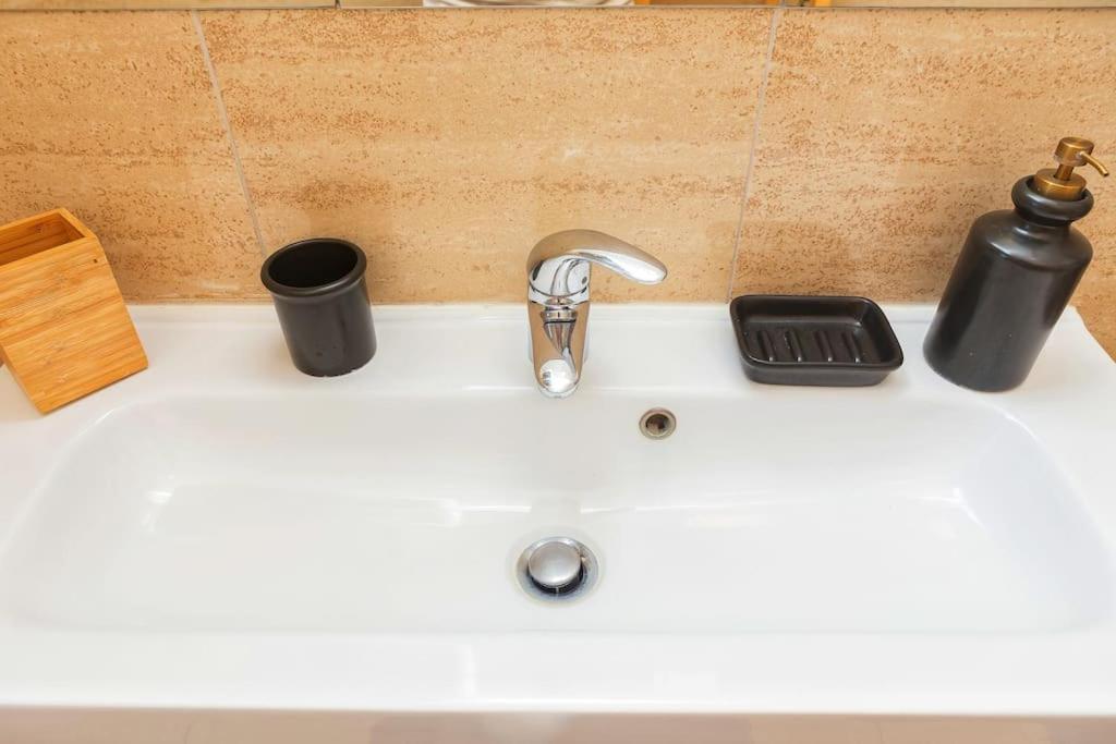 Sunny & Updated Flat With Panoramic City View 50M From M4 Stop Milánó Kültér fotó