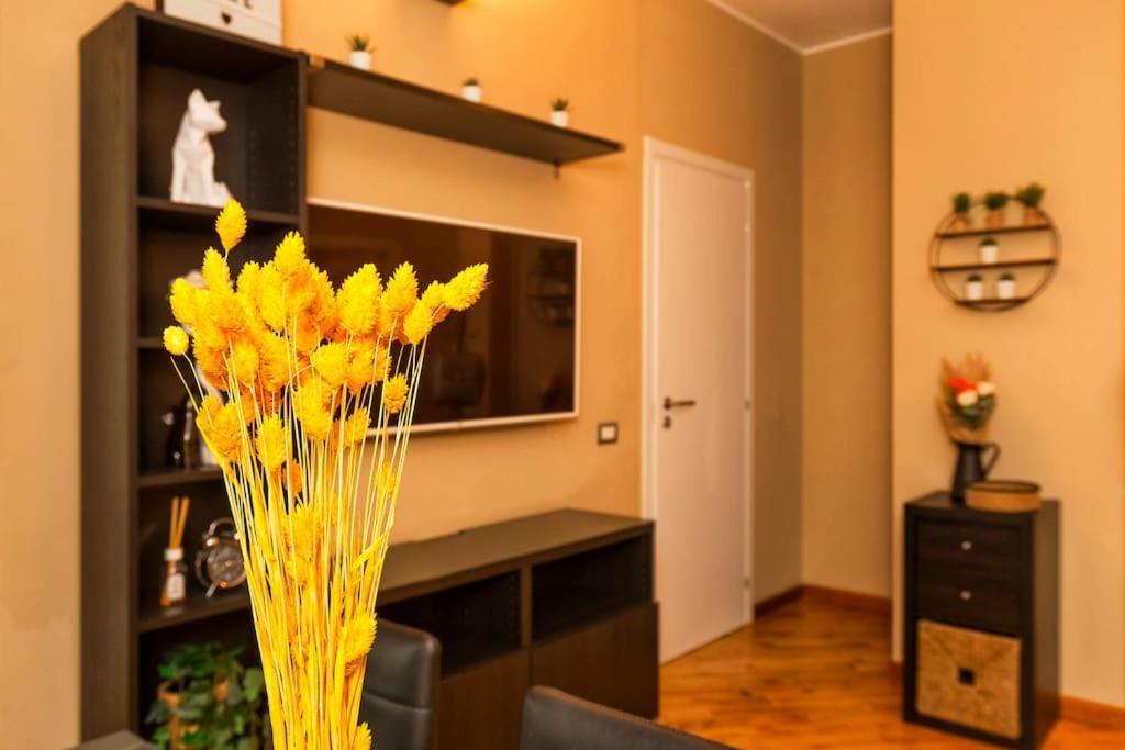 Sunny & Updated Flat With Panoramic City View 50M From M4 Stop Milánó Kültér fotó