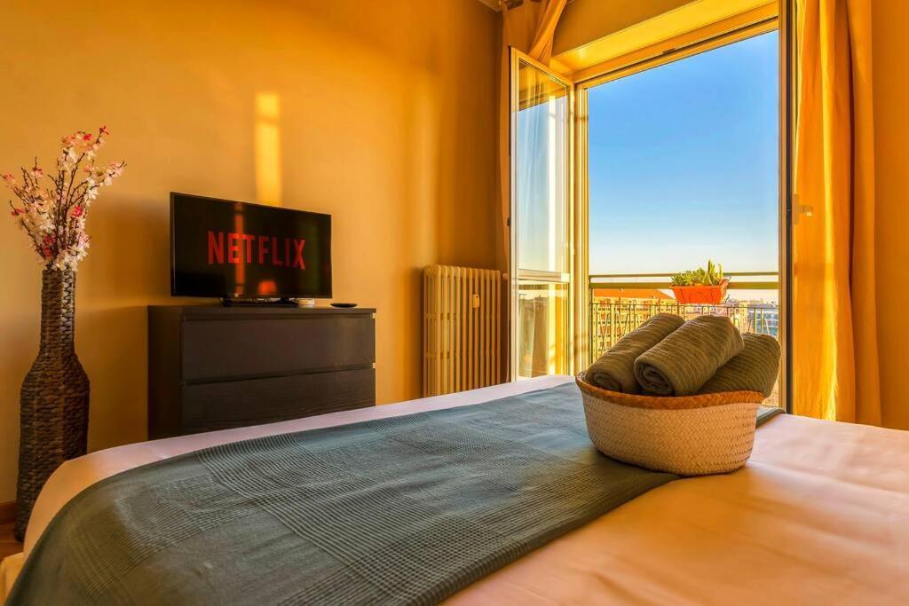 Sunny & Updated Flat With Panoramic City View 50M From M4 Stop Milánó Kültér fotó
