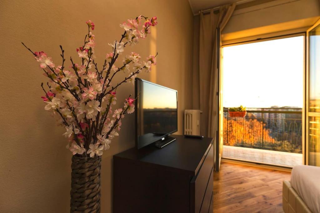 Sunny & Updated Flat With Panoramic City View 50M From M4 Stop Milánó Kültér fotó