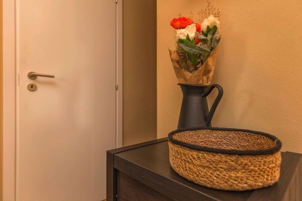Sunny & Updated Flat With Panoramic City View 50M From M4 Stop Milánó Kültér fotó