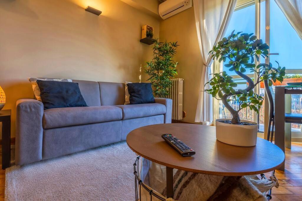 Sunny & Updated Flat With Panoramic City View 50M From M4 Stop Milánó Kültér fotó