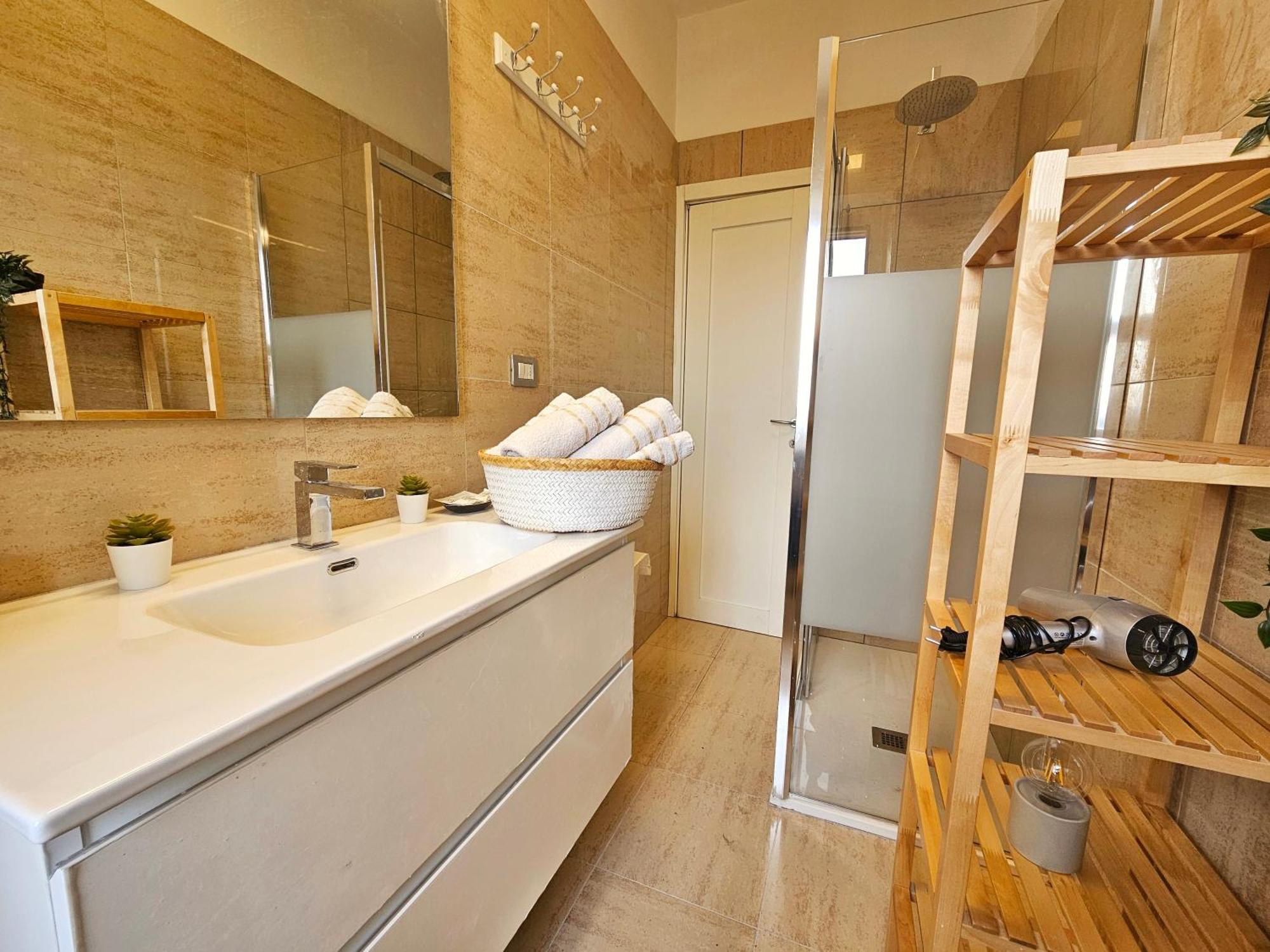 Sunny & Updated Flat With Panoramic City View 50M From M4 Stop Milánó Kültér fotó